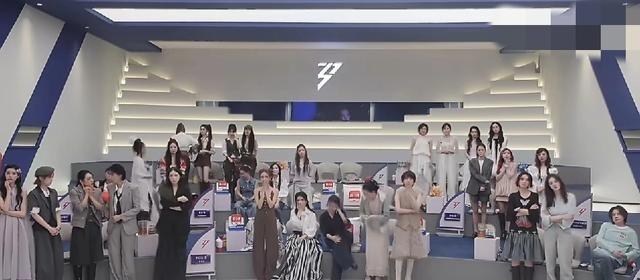 王濛甩开李小冉的手，这反应太真实了。当时全场都起立，就她坐着不动，脸黑得不