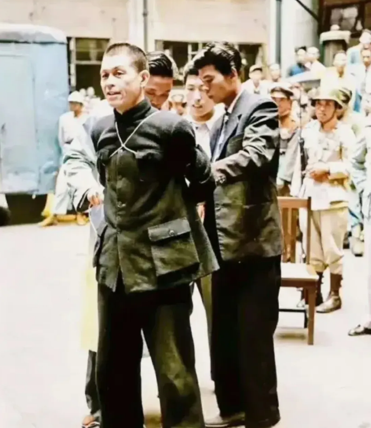 1949年上海解放前夕，烈士陈惕庐蹲在地上，正给家人写遗书