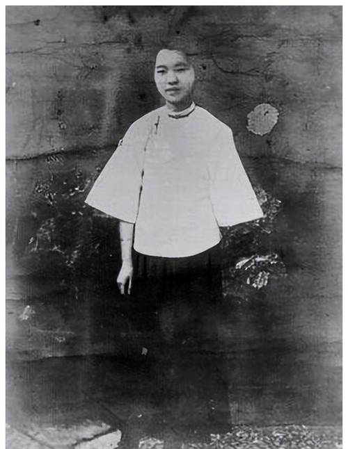 1949年，毛人凤下令处死朱君友。朱君友坦然赴死，却发现枪决他的2名特务，朝他频