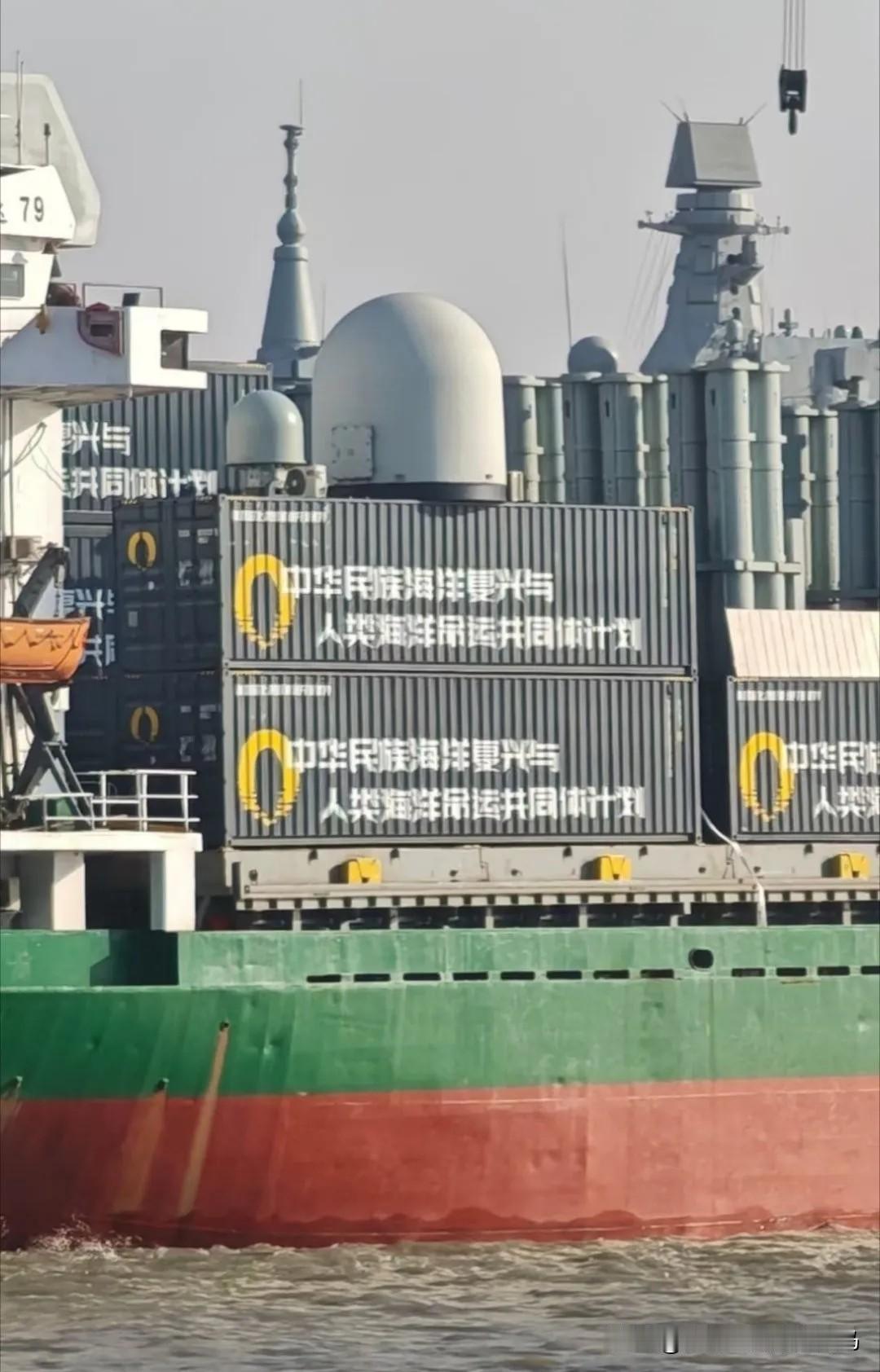 2025年12月25日，一组拍摄于上海黄浦江沿岸的照片在社交平台悄悄流传，很快就