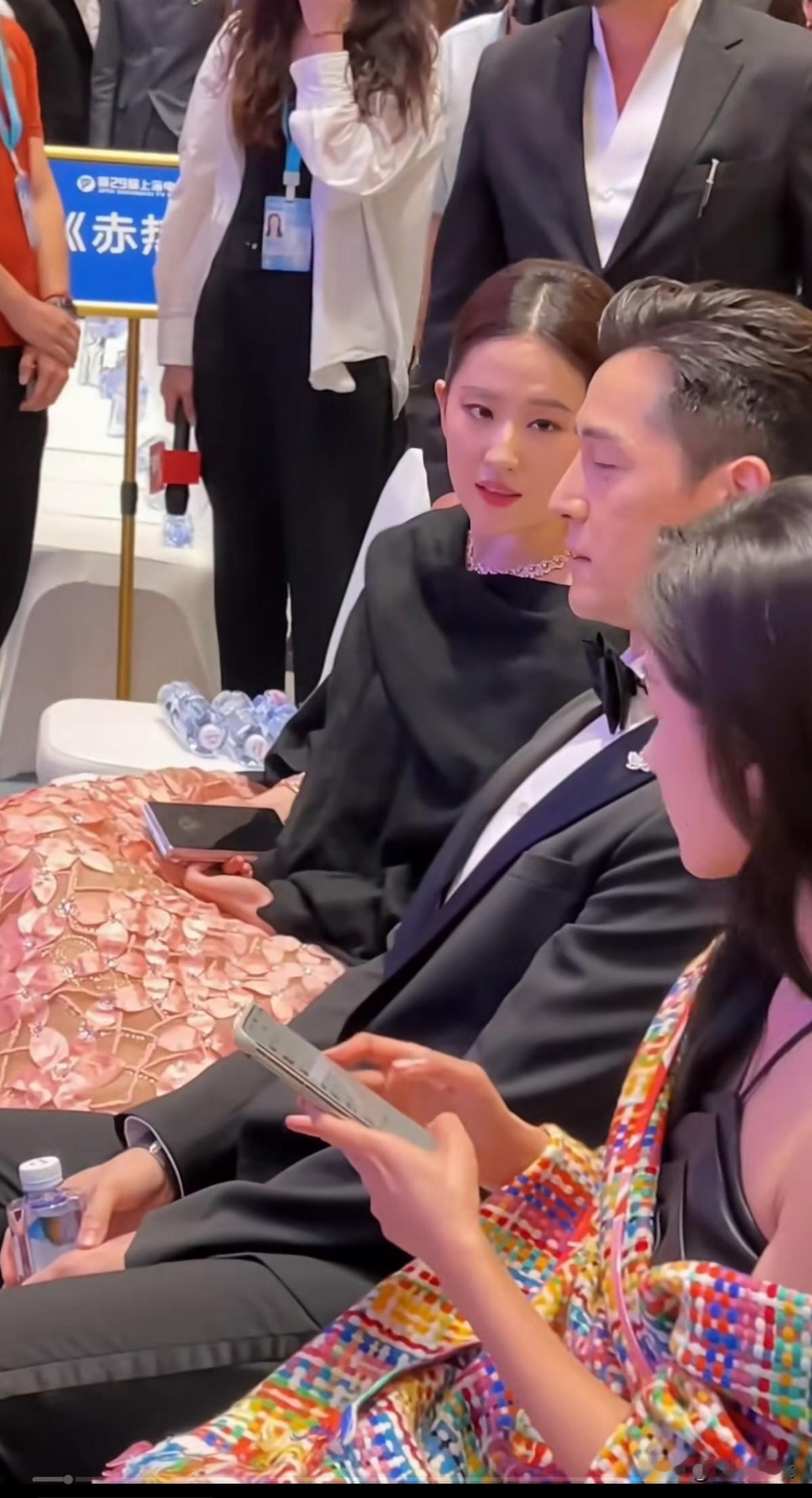 刘亦菲和万茜，内娱两大顶级美女坐旁边，胡歌却能做到若无其事，目不斜视，胡歌