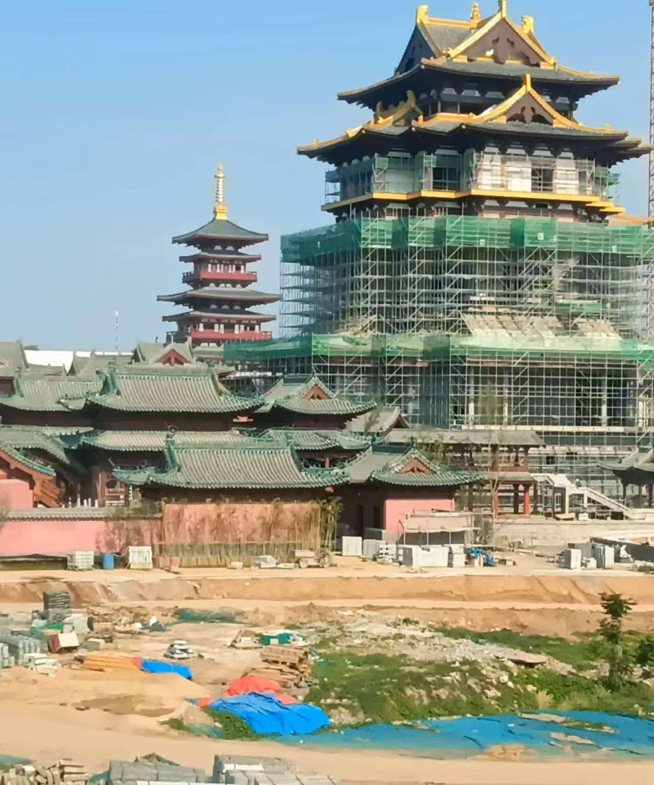 郑州的新密古城，感觉是整个郑州盖的最好的仿古建筑了整体的气势不输清明上河园，甚