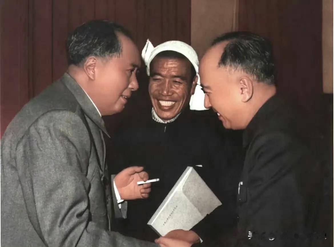 毛主席十分看重陈永贵与钱学森两位同志。一位是扎根基层的农民，战天斗地，带领群众