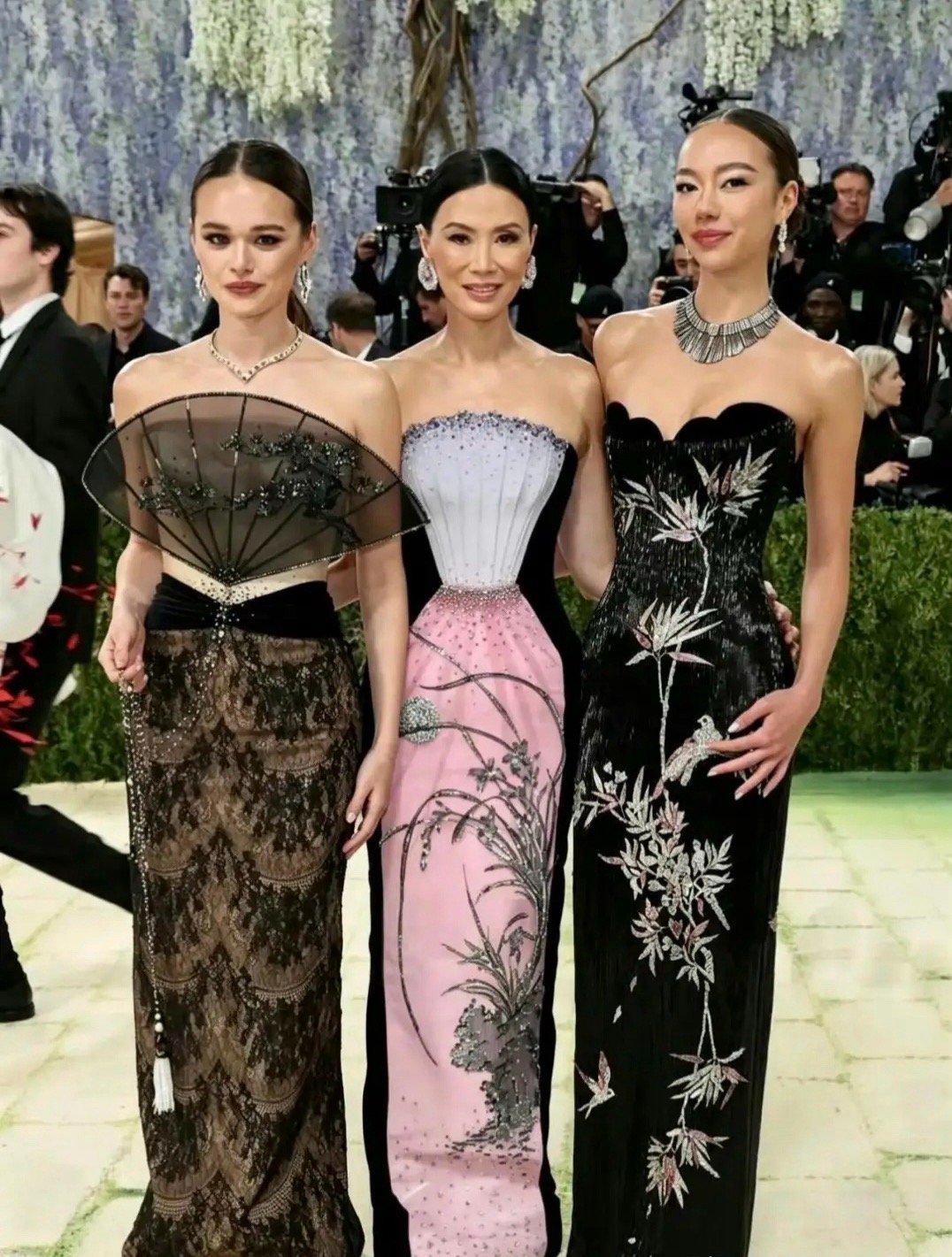 传奇女性邓文迪和报业大亨默多克生了两个女儿，两个女儿都长大了，邓文迪也老了……邓