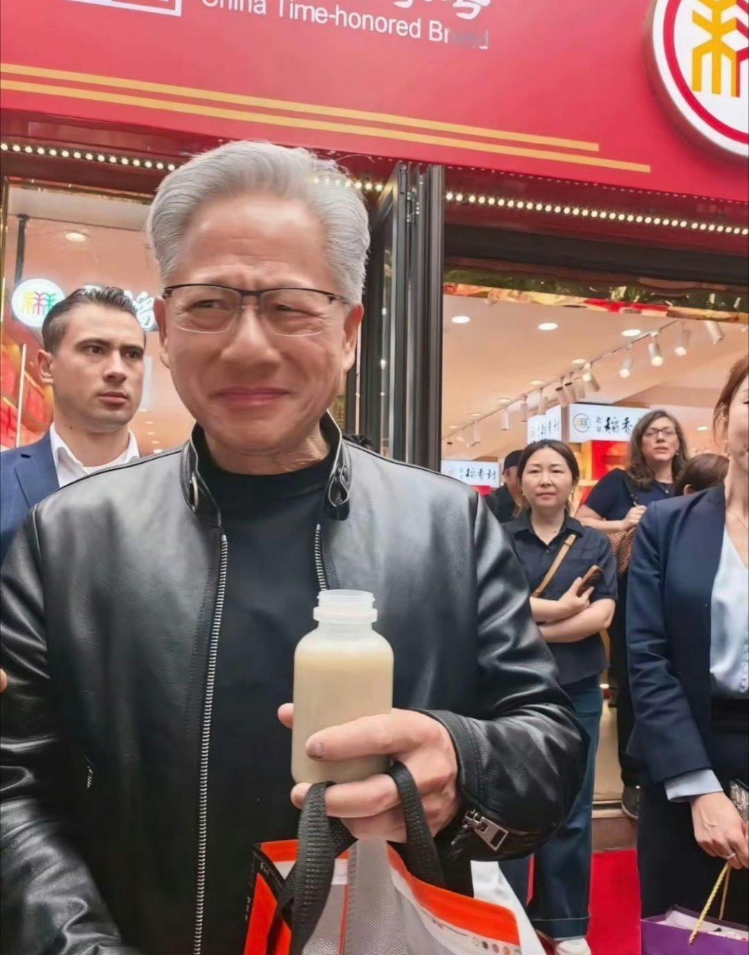 黄仁勋来中国的主线任务:吃吃吃全都是游客必吃的，烤鱿鱼，北京豆汁，杂酱面，蜜雪冰