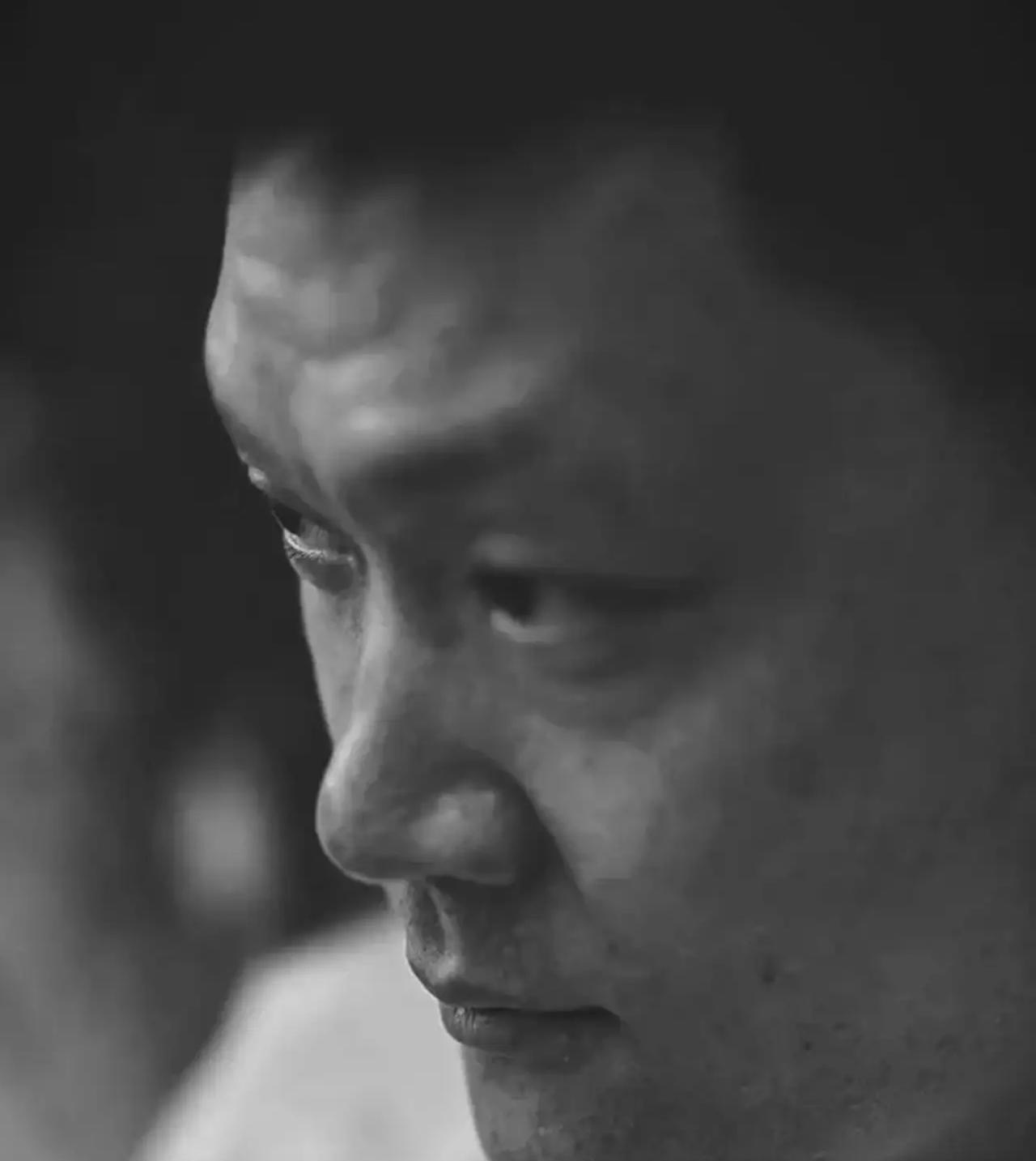 新一届中国男篮集训队召开入队会，张宁坐在后排扬着头闭目养神，情绪明显不高，不知道