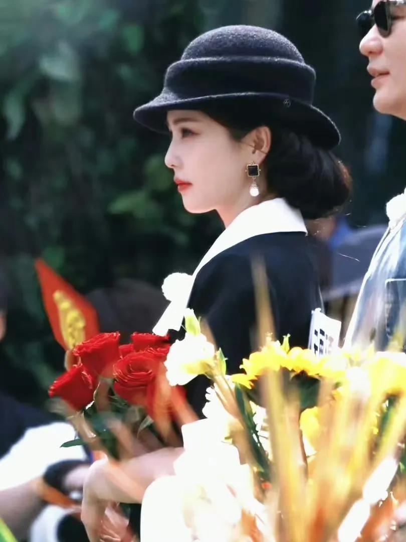 谁懂啊！白鹿一整天高强度录制跑男，全程卖力玩游戏超敬业。等终于结束工作收工下车，