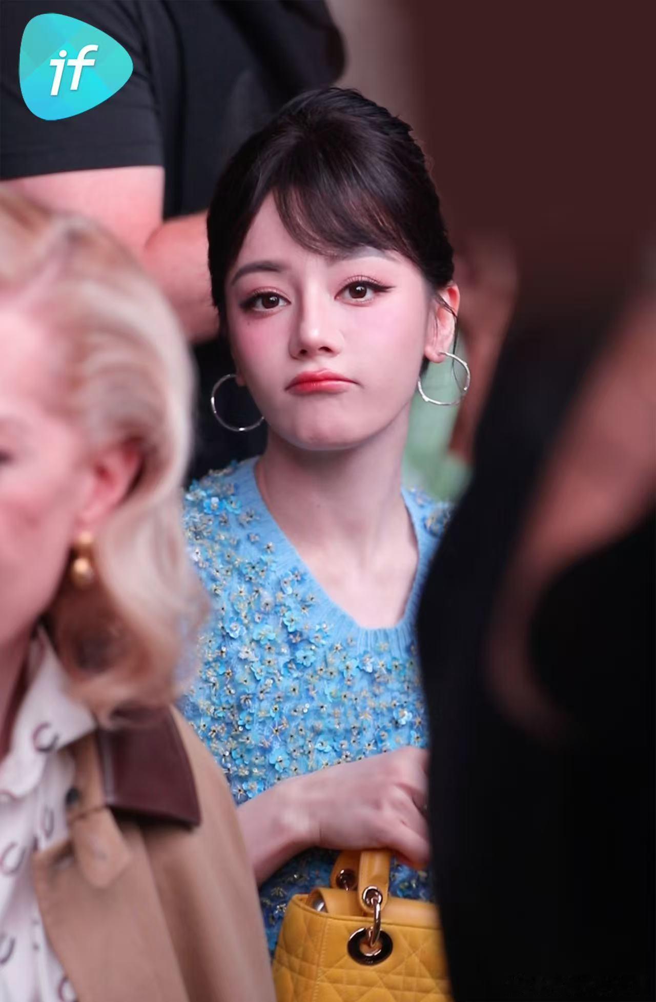 迪丽热巴真的美成公主了谁没被热巴的迪奥大秀造型惊艳到！蓝色碎花针织衫加半身裙，