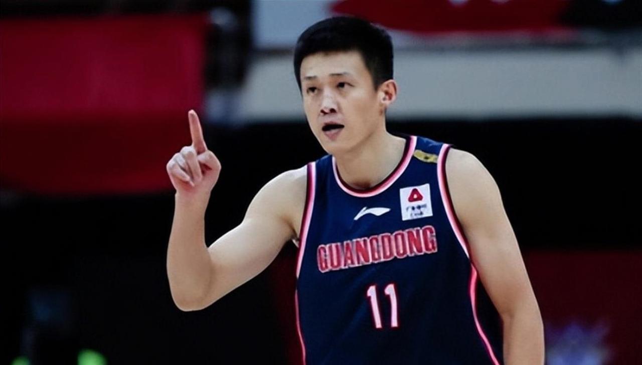 降薪百万重回广东男篮，出征仪式不与杜锋握手？周鹏这步棋藏着职业体育的真相