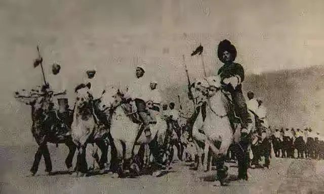 1949年，解放军第4军被马家军包围，这时，炮兵首长急中生智，猛然下令：“快！炮