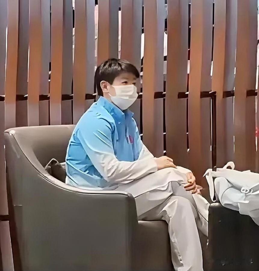 翘腿显得人格外老成，就像变个年龄段。第一次见莎莎这种坐姿，眼里有点小小的不适应。