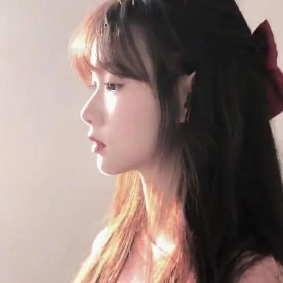 温柔的发光少女，散发着淡淡的温暖气息。温柔美少女温柔感美女温柔少女温柔花漾