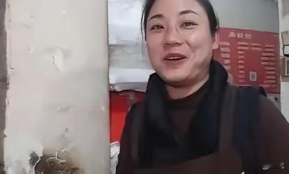 安徽的“烧饼姐”潘晓梅，当年靠烧饼摊起早贪黑打拼，一天能做两三千张饼，月营业额最