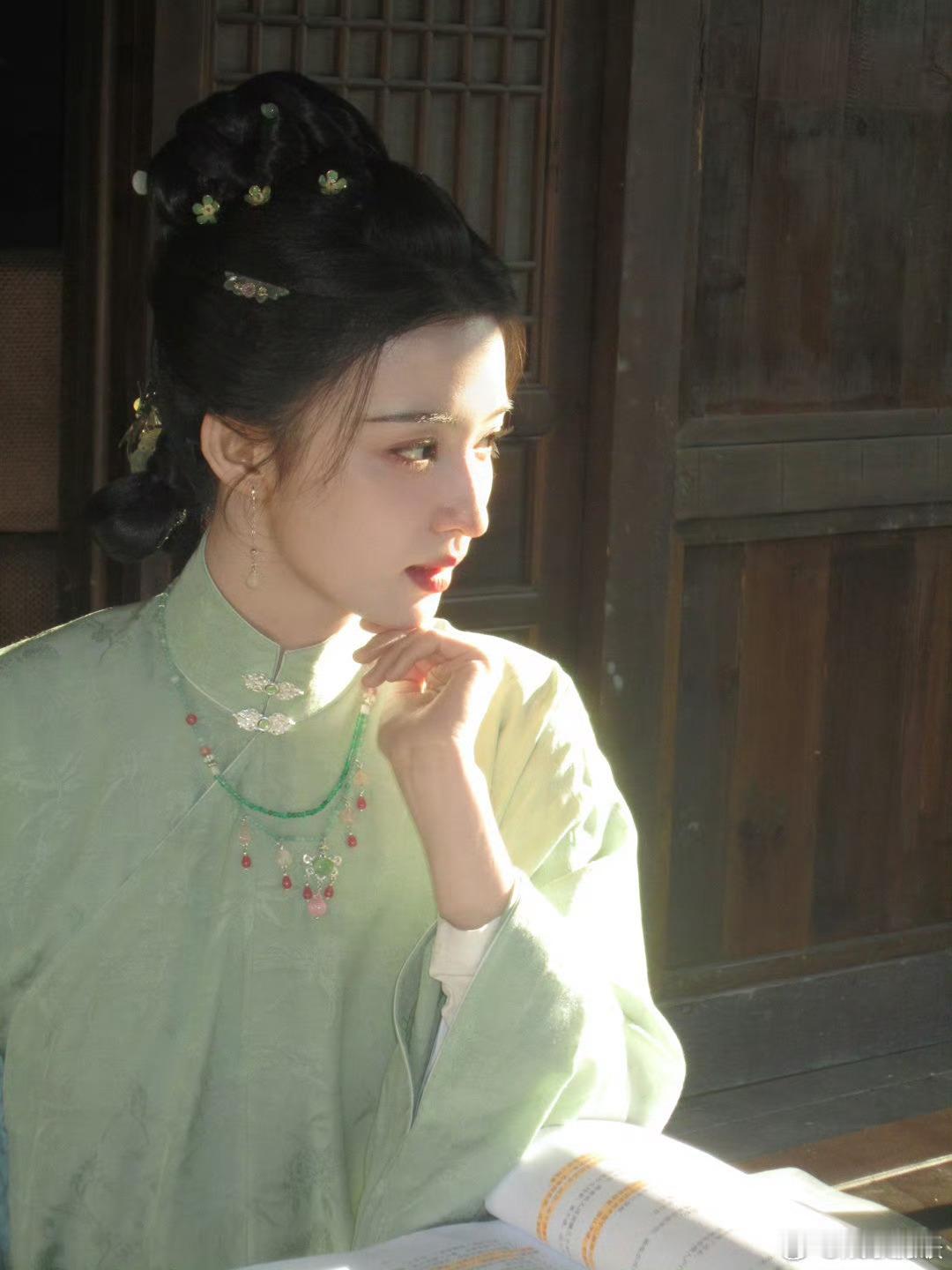 王楚然光影氛围感日常王楚然古装建模脸这个一出手，简直轻轻松松美晕我和古装真的好