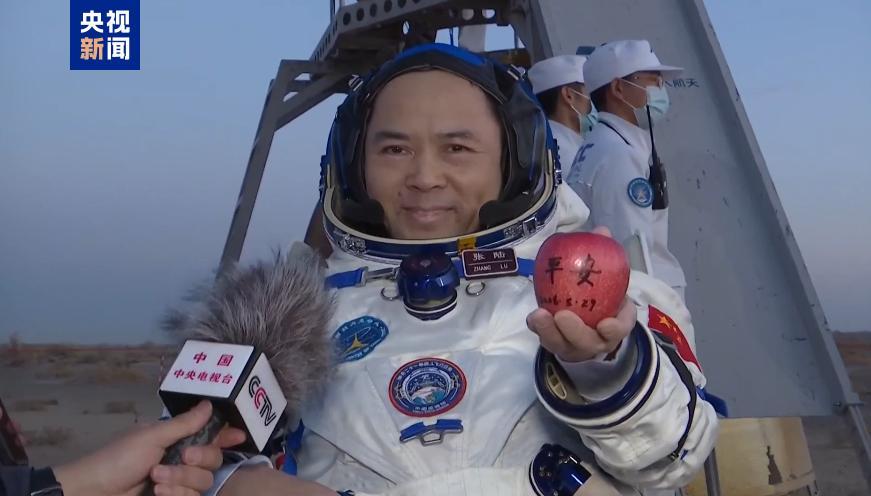 今晚蹲到神舟二十一号乘组航天员张陆，武飞，张洪章全部安全顺利出舱，他们状态非常好