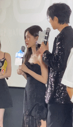 李一桐大大方方的看李一桐营业就像在看职场教科书，大方夸同事帅而不油腻，真诚交