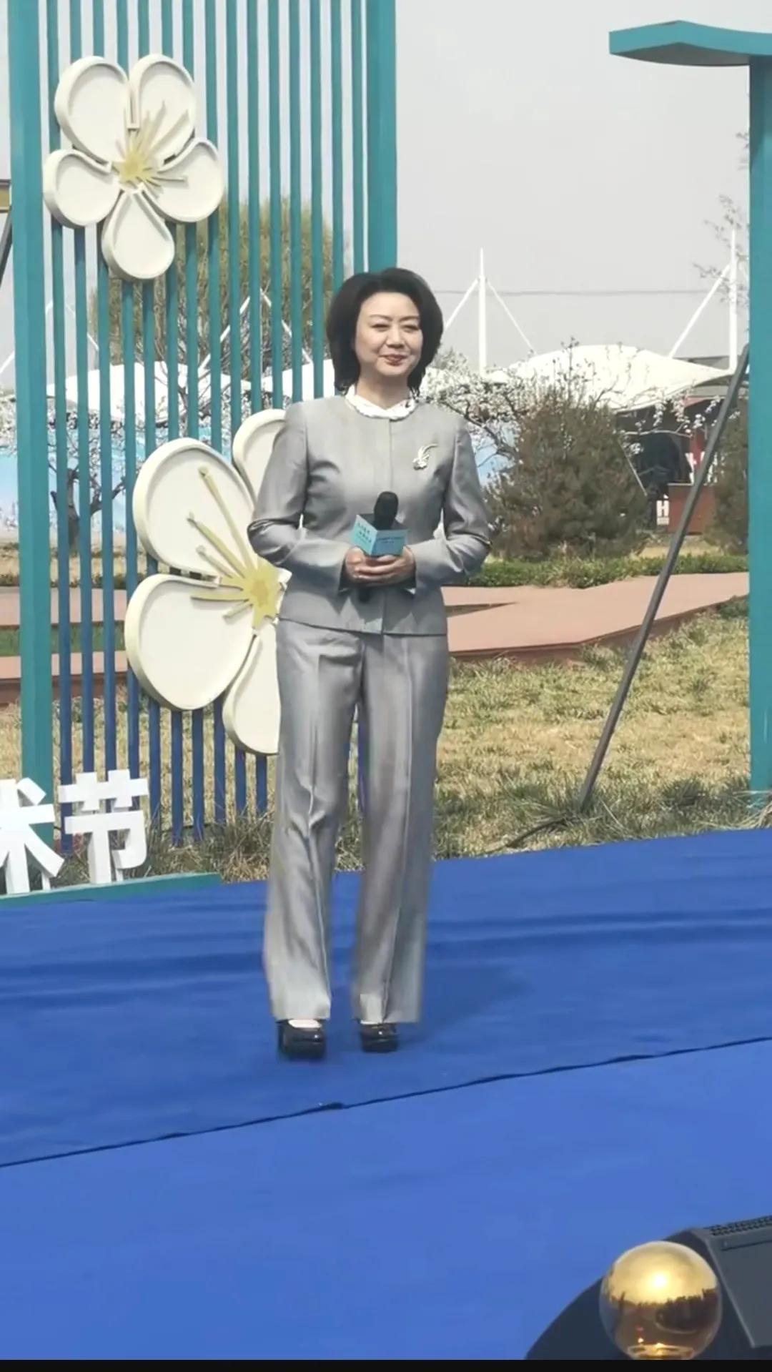 路人镜头下的京剧第一美人李胜素长什么样子？三张李胜素近期受邀参加活动的现场