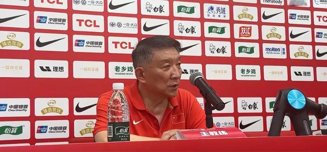李梦这次落选，说白了就是碰上了宫鲁鸣这块硬石头。带队30年也没看到通过铁腕男子篮