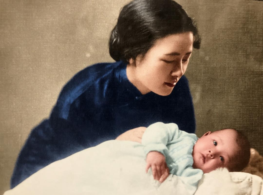 1929年，林徽因与刚出生不久的女儿梁再冰的合影。当时林徽因初为人母，镜头里她