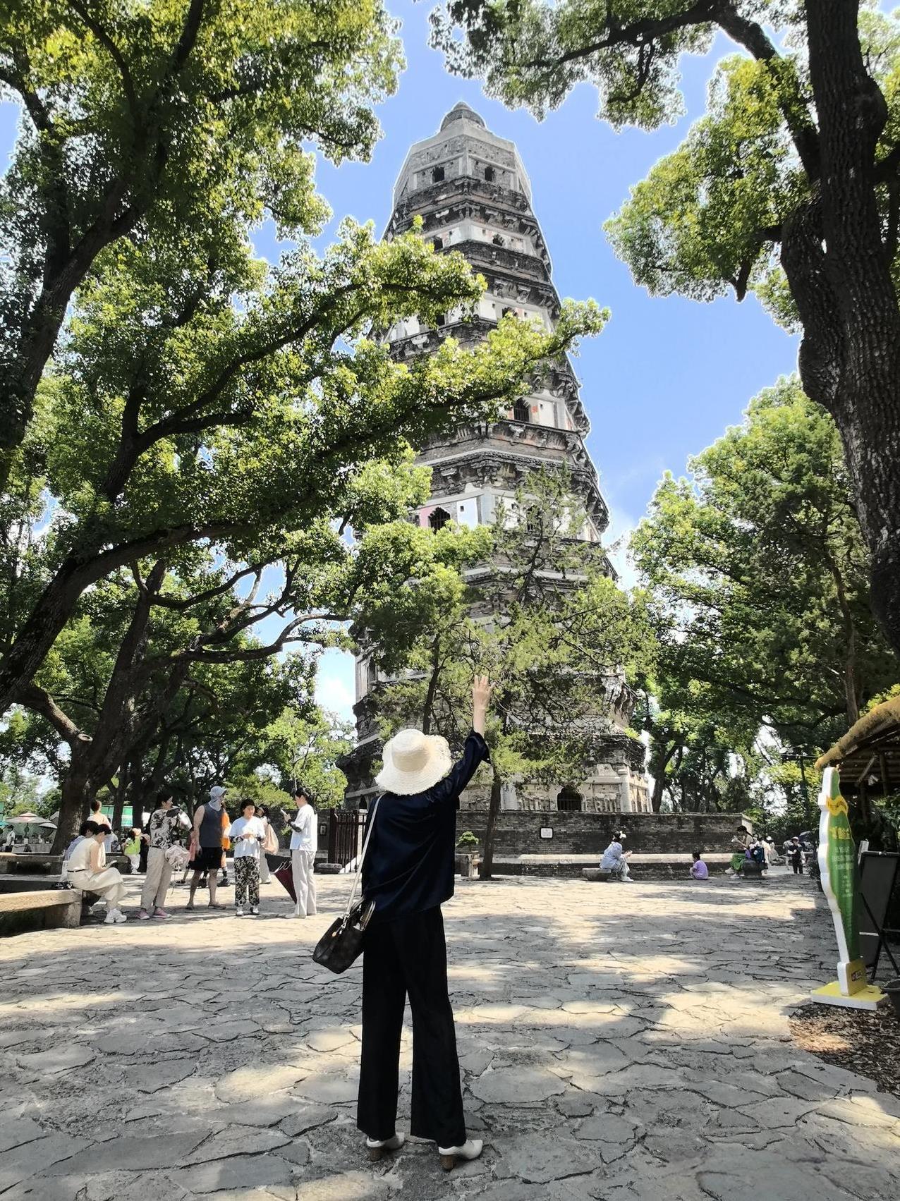 不管你心里多么难过，你都得认怂：人到中年不过就是在权衡利弊。哪有那么多的情？每一