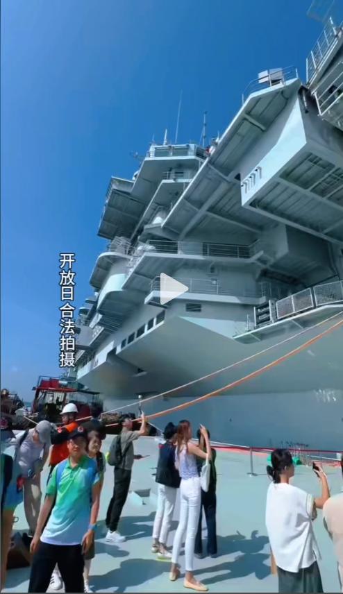 山东舰航母编队到香港，整个维港瞬间炸了，10000份登舰参观名额，竟然秒速抢空：
