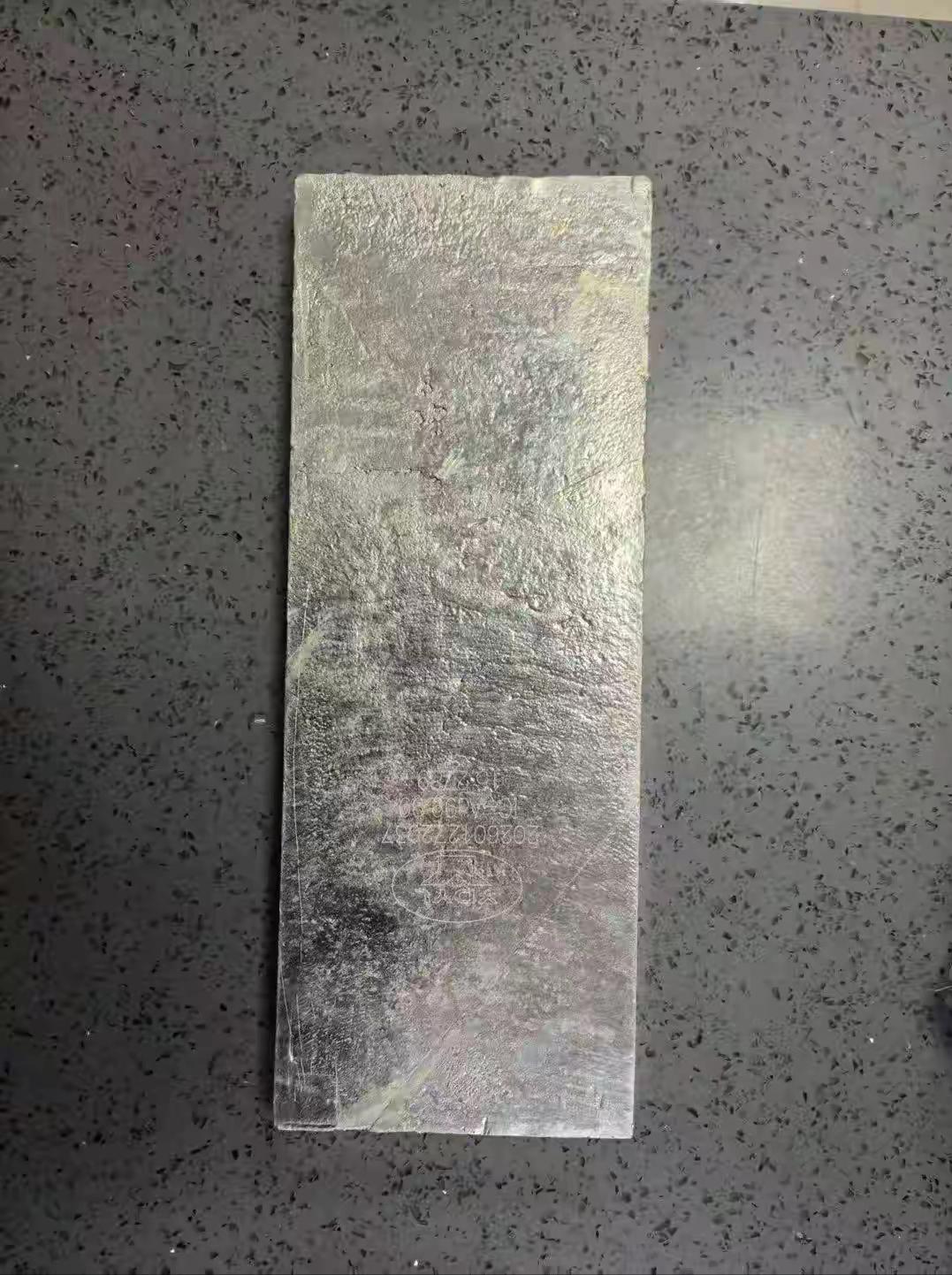 “意外之财！”湖北十堰，一男子网购一套椅子，打开包装，却惊讶的发现，里面有块30