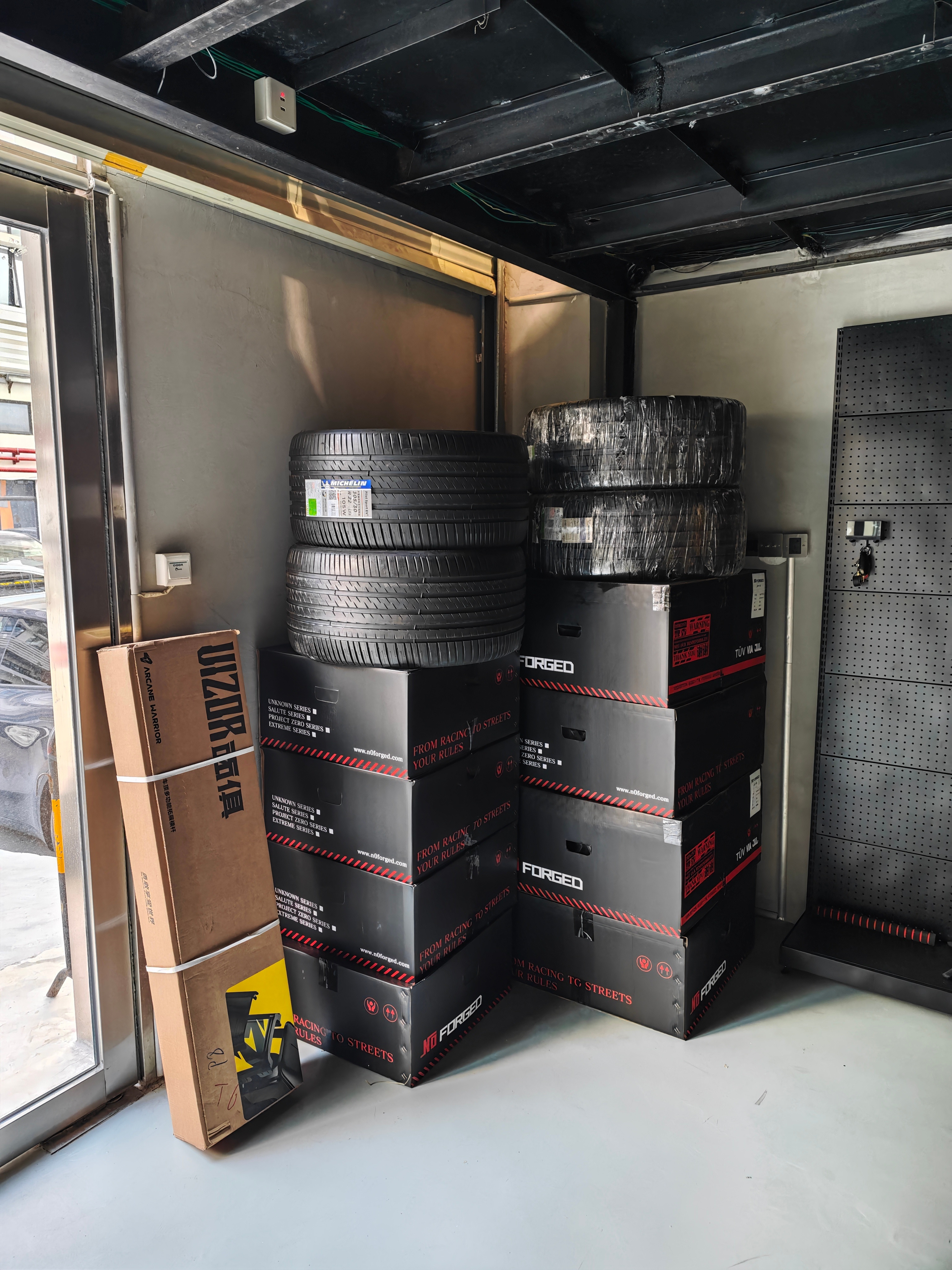 最近要轻改一台车，今天改装件陆续到货，看看这轮胎宽度，带劲吗大v聊车深圳