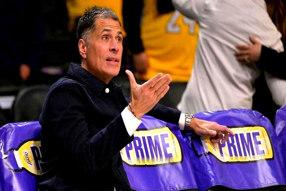 湖人队总经理佩林卡这算盘，打得是真精。神射手肯纳德要3年600...