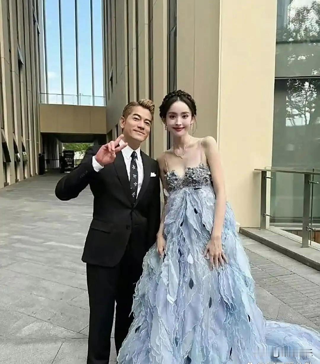 郭富城、娜扎同框炸了！天王比耶像小伙，娜扎穿羽毛裙美成仙，网友：还以为是偶像剧开