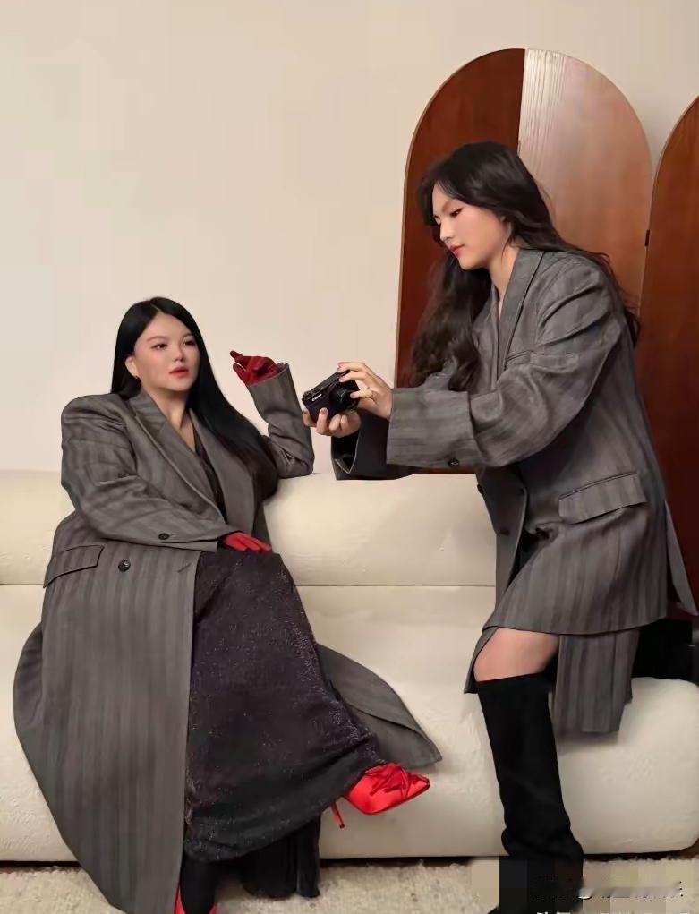 王诗龄母女回国立马拍摄了杂志大片，深灰色条纹西服帅气又干练，李湘像打了瘦脸针
