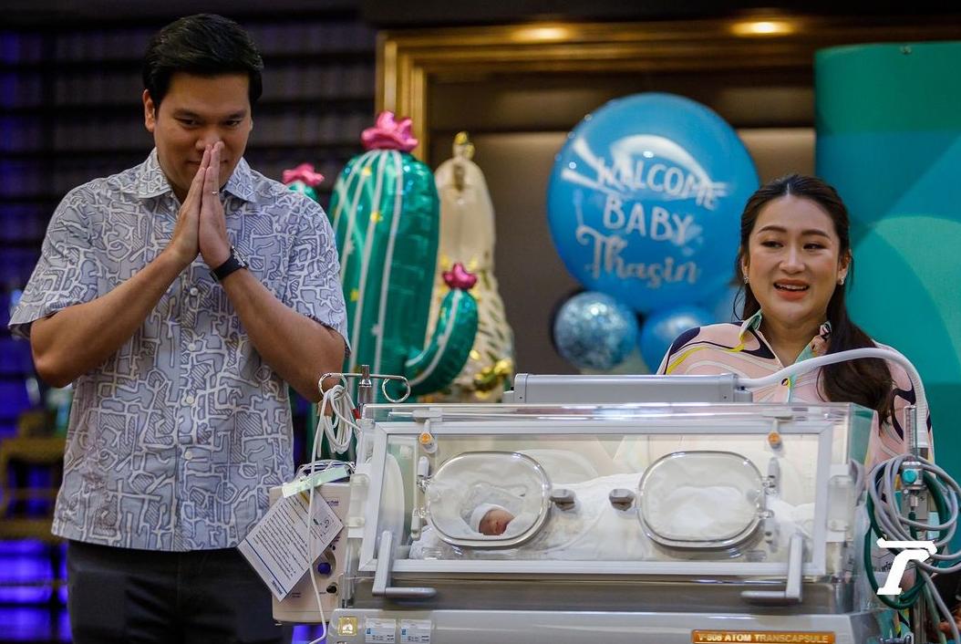 百年修得同船渡，千年修得共枕眠。佩通坦夫妇恩爱并肩同行数年，如今的他们越来越有夫