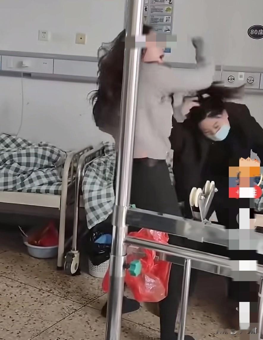 这大哥有点东西啊，都住院了，老婆和情人同时都来争相照顾，最后还不得不打一架来决定