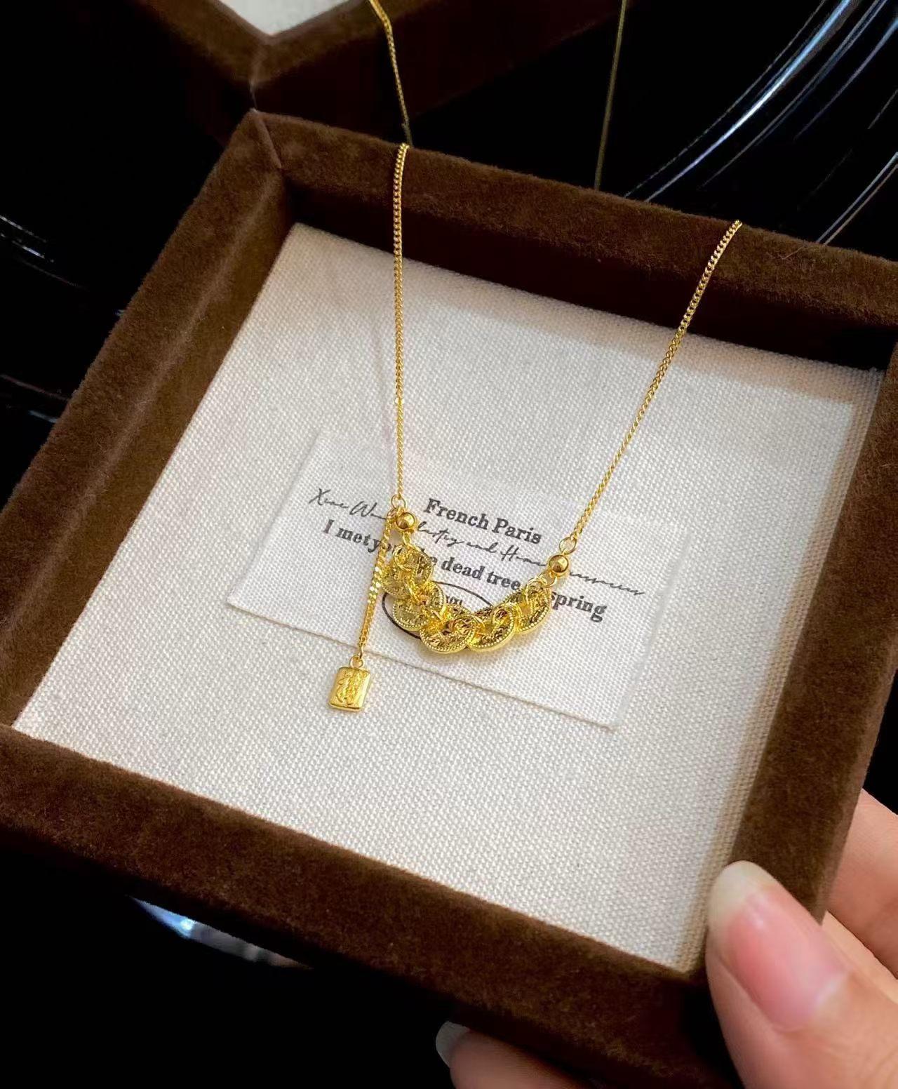 “颈”上添花，珠宝不语，唯有真情💞再美的项链都不及你戴上的好看[玫瑰]