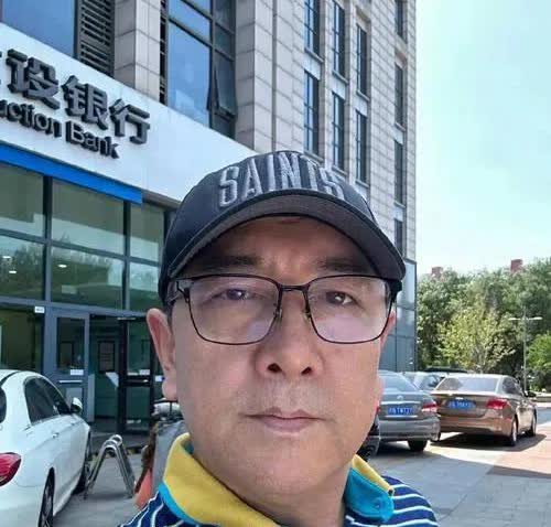 近日，水均益与前妻王君一同现身医院，原来是女儿水亦诗喜得贵子，二人升级做外公外婆
