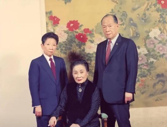 1939年，孔祥熙23岁长子孔令侃，偷偷迎娶了妈妈宋霭龄40岁的牌友白兰花。得知