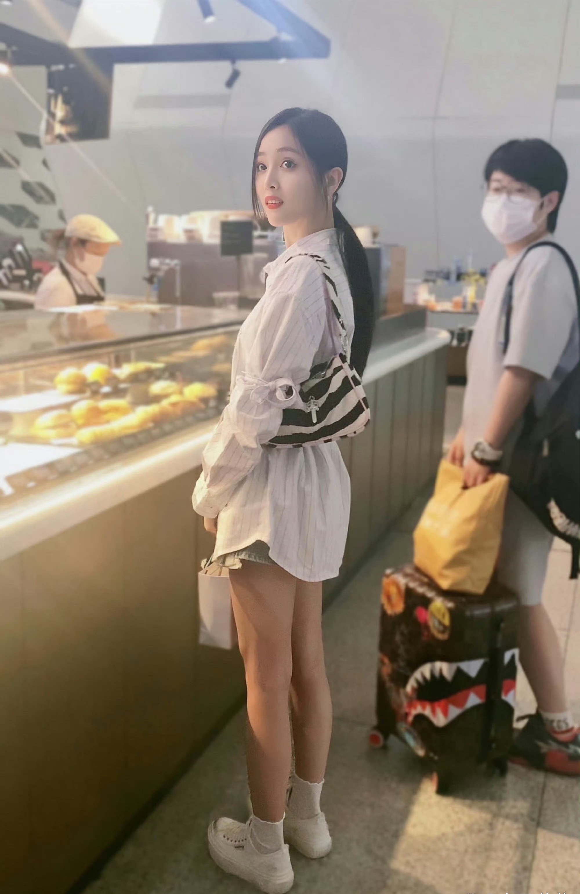 在面包店被偶遇的吴宣仪，她转身你有惊到吗？
