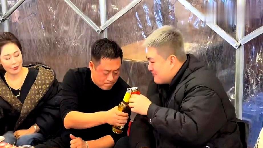 你说这帮明星富豪聚餐得去啥地方？结果宋晓峰组局请赵本山儿子，选了个路边烧烤摊！