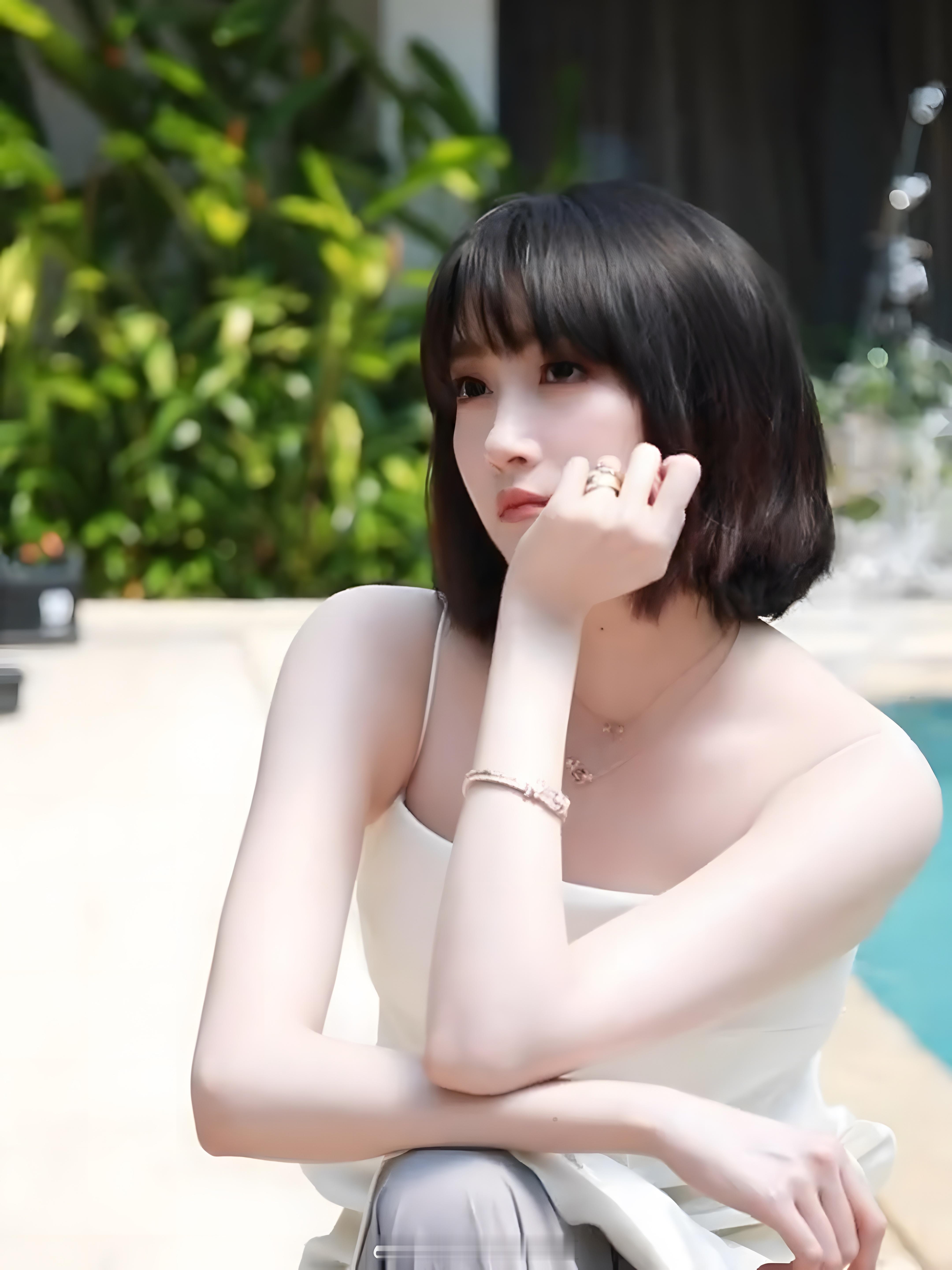 关晓彤白吊带齐肩短发清新甜美​​​