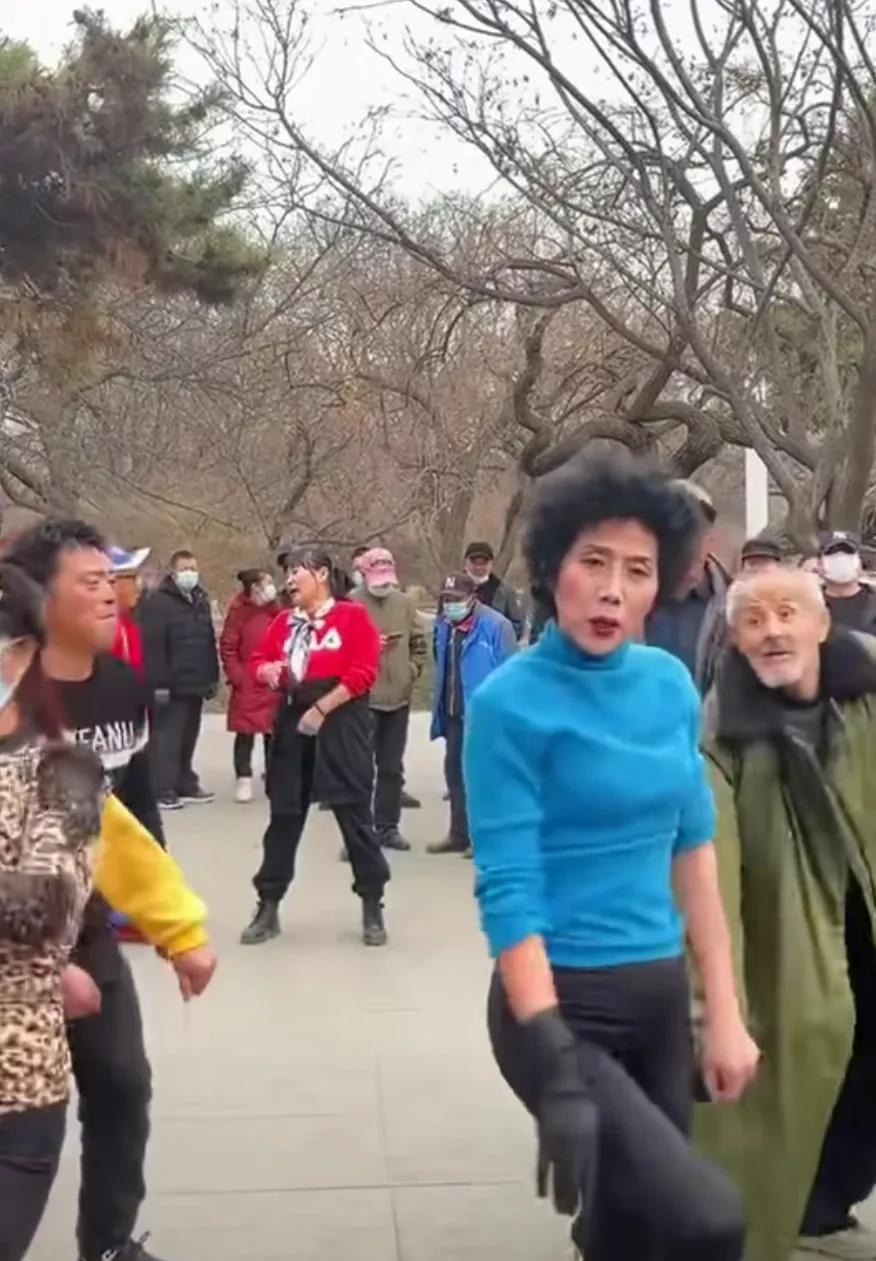 最近几年公园里面有许多的老大爷，老大妈在跳舞。看着他们尽情的发挥，脸上快乐的表情