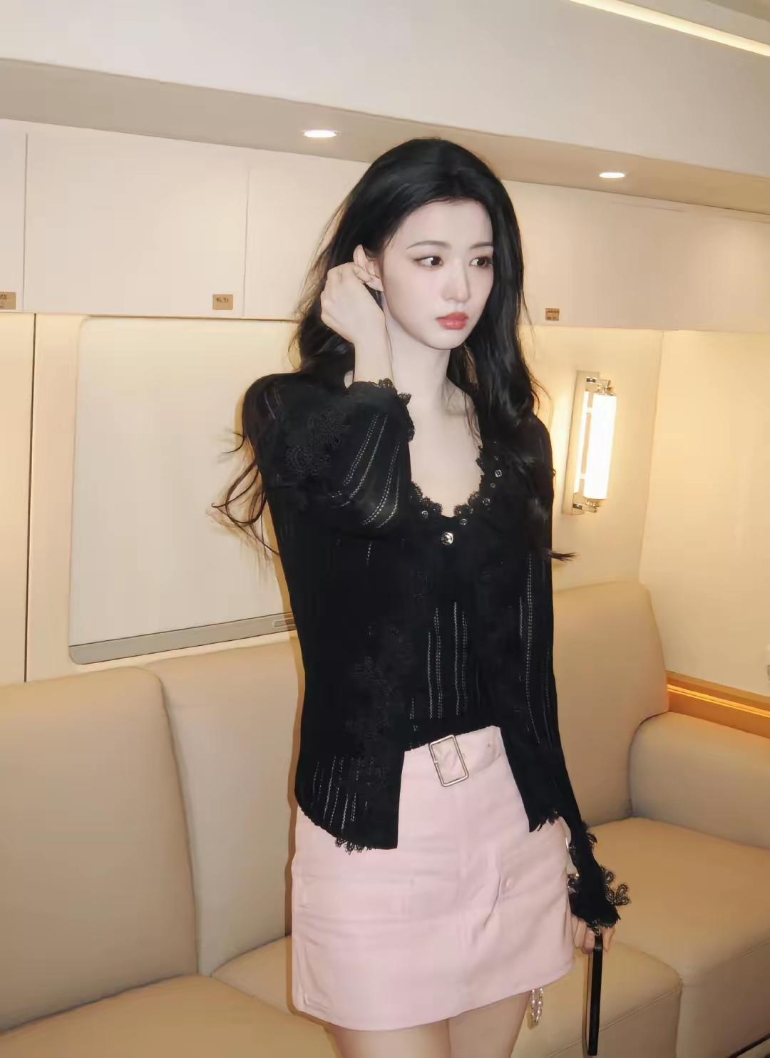 优雅黑纱衫搭配粉裙，尽显都市女性魅力！👗✨买什么颜色的裙子温柔又好看呢?冰透