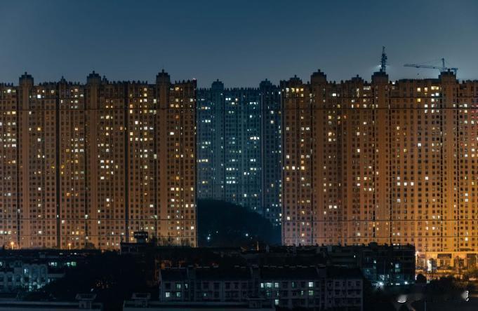 昨晚，跟几个老同学吃饭，其中一个在银行工作的哥们透露的这个消息，让我很震撼！在