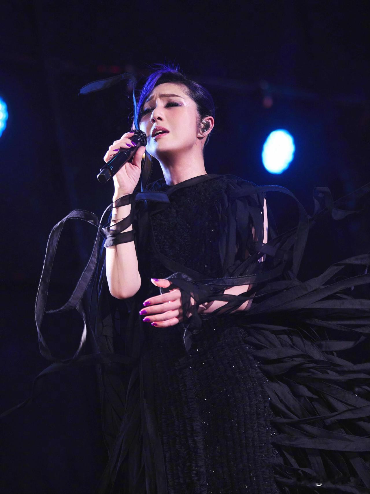 杨千嬅这波操作真的戳到我了！香港火灾出事后，好多人担心她月底的红馆演唱会会受