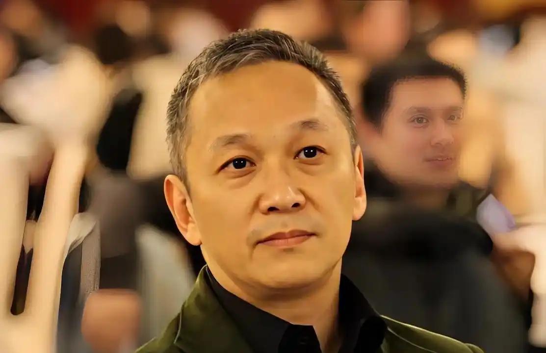 1982年，成龙请陈德森当他的司机兼助理，并开出了50万港币的年薪，没想到后来陈