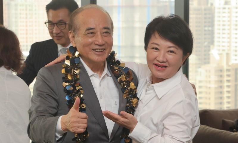 台中市长卢秀燕划龙舟，被问及王金平力挺参选党主席。秋日上午，阳光洒在台中