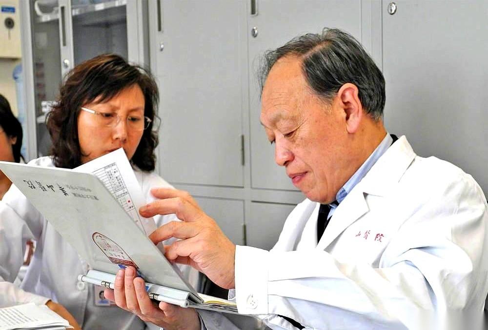 一份份文件，从上海到内蒙古，开始密集地谈一件事：给老年人创造“就业岗位”。官方