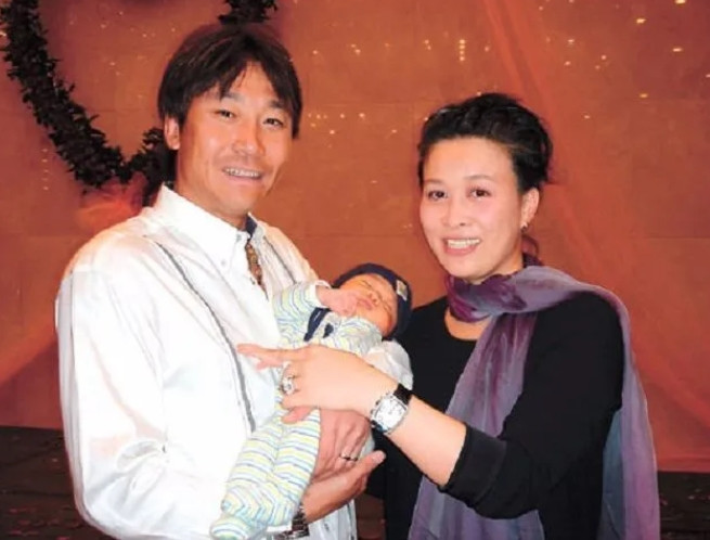 2004年，那英未婚先孕，生下一个儿子，还没出月子，得知高峰和王纳文早已有了3岁