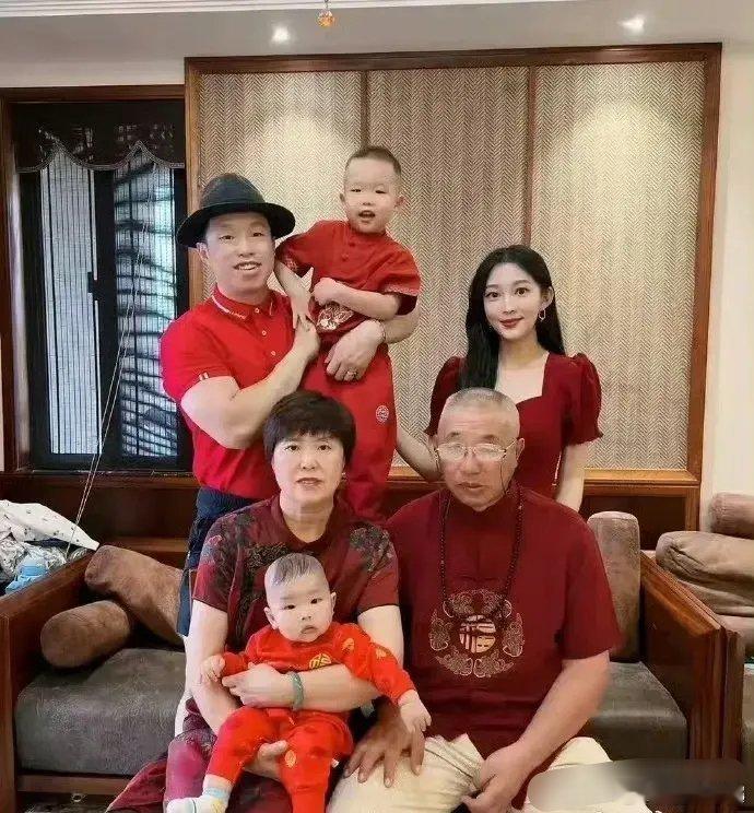 不得不说，爸爸的基因太强大了，这么漂亮的媳妇都撼动不了​​​