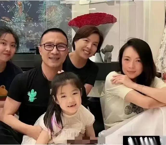 其实单单看照片，就能隐约看出一段婚姻的幸福程度，就拿章子怡和汪峰还没离婚时的全家