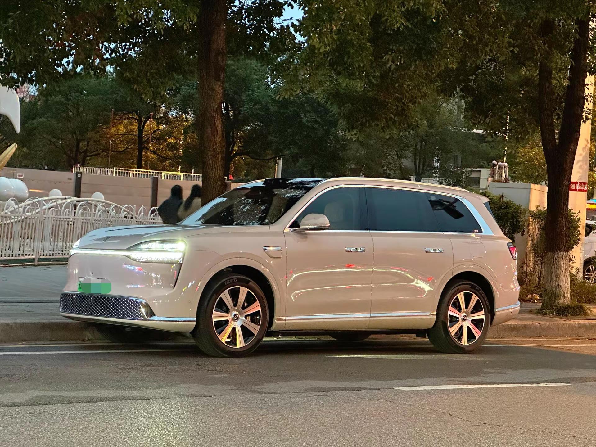 🚗👑。白色问界M9，颜值真的太顶了！简洁大气，圆润优雅，高级感拉满。鸿蒙智行问界M9车主日常记录