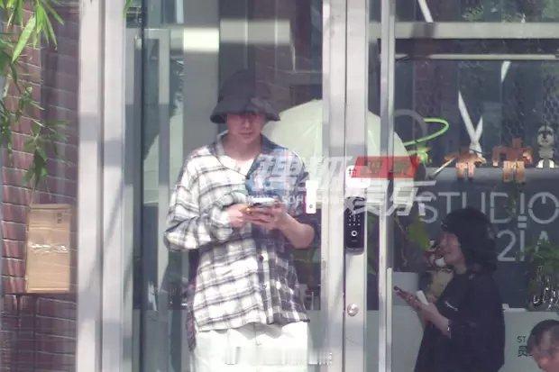 刘宇宁现身录音棚上班路透图​​​